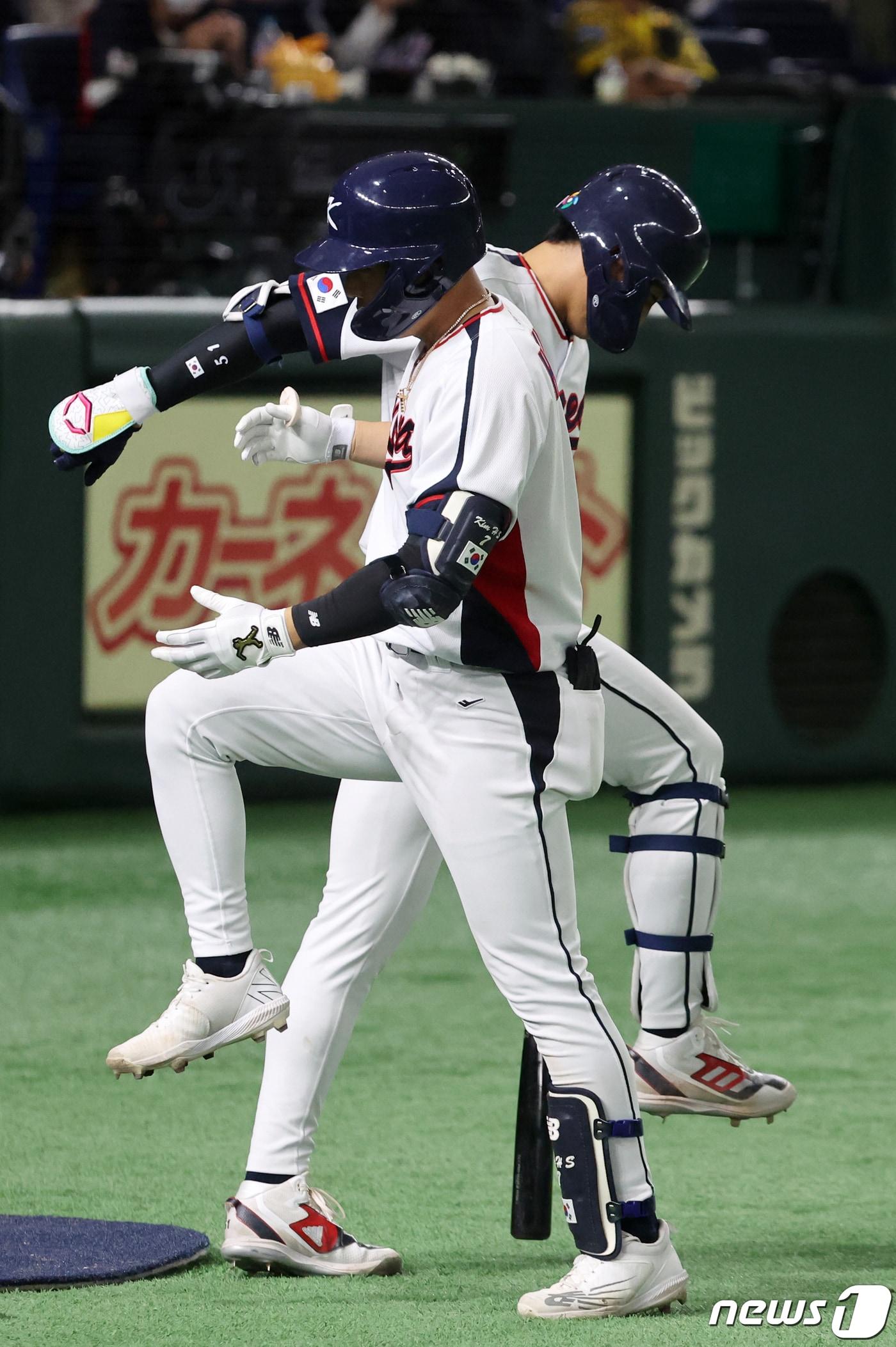 본문 이미지 - 12일 오후 일본 도쿄돔에서 열린 2023 월드베이스볼클래식(WBC) B조 1라운드 체코와 대한민국의 경기, 대표팀 김하성이 7회말 선두타자로 나와 솔로홈런을 친 후 이정후와 세리머니를 하고 있다. 2023.3.12/뉴스1 ⓒ News1 김진환 기자