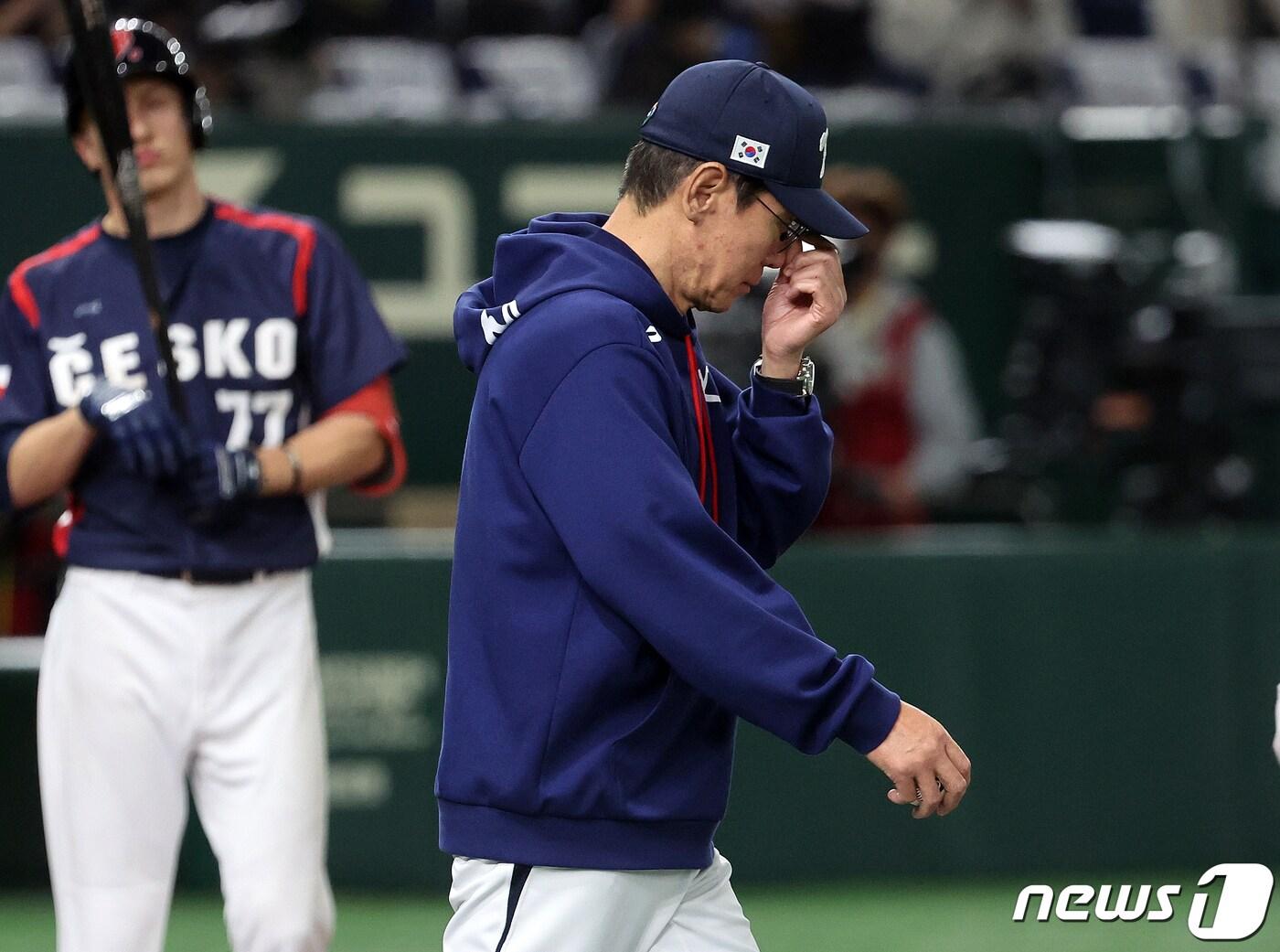 본문 이미지 - 12일 오후 일본 도쿄돔에서 열린 2023 월드베이스볼클래식(WBC) B조 1라운드 체코와 대한민국의 경기, 이강철 대표팀 감독이 8회초 1사 1루 상황에서 투수 교체를 위해 마운드로 향하고 있다. 2023.3.12/뉴스1 ⓒ News1 김진환 기자