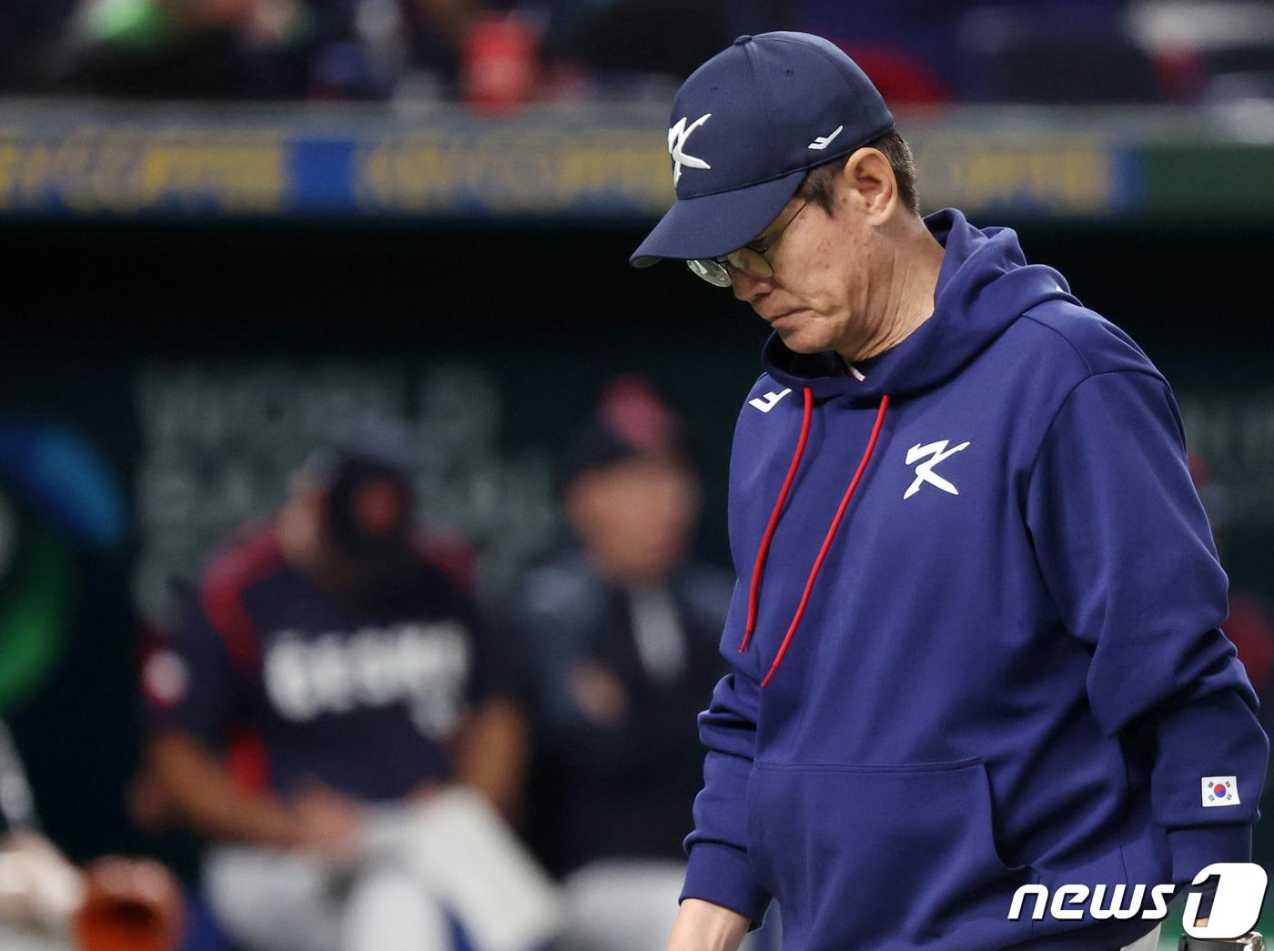 본문 이미지 - 12일 오후 일본 도쿄돔에서 열린 2023 월드베이스볼클래식(WBC) B조 1라운드 체코와 대한민국의 경기, 이강철 대표팀 감독이 8회말 무사 1루에서 1루 주자 교체를 위해 구심을 방문 후 더그아웃으로 향하고 있다. 2023.3.12/뉴스1 ⓒ News1 김진환 기자