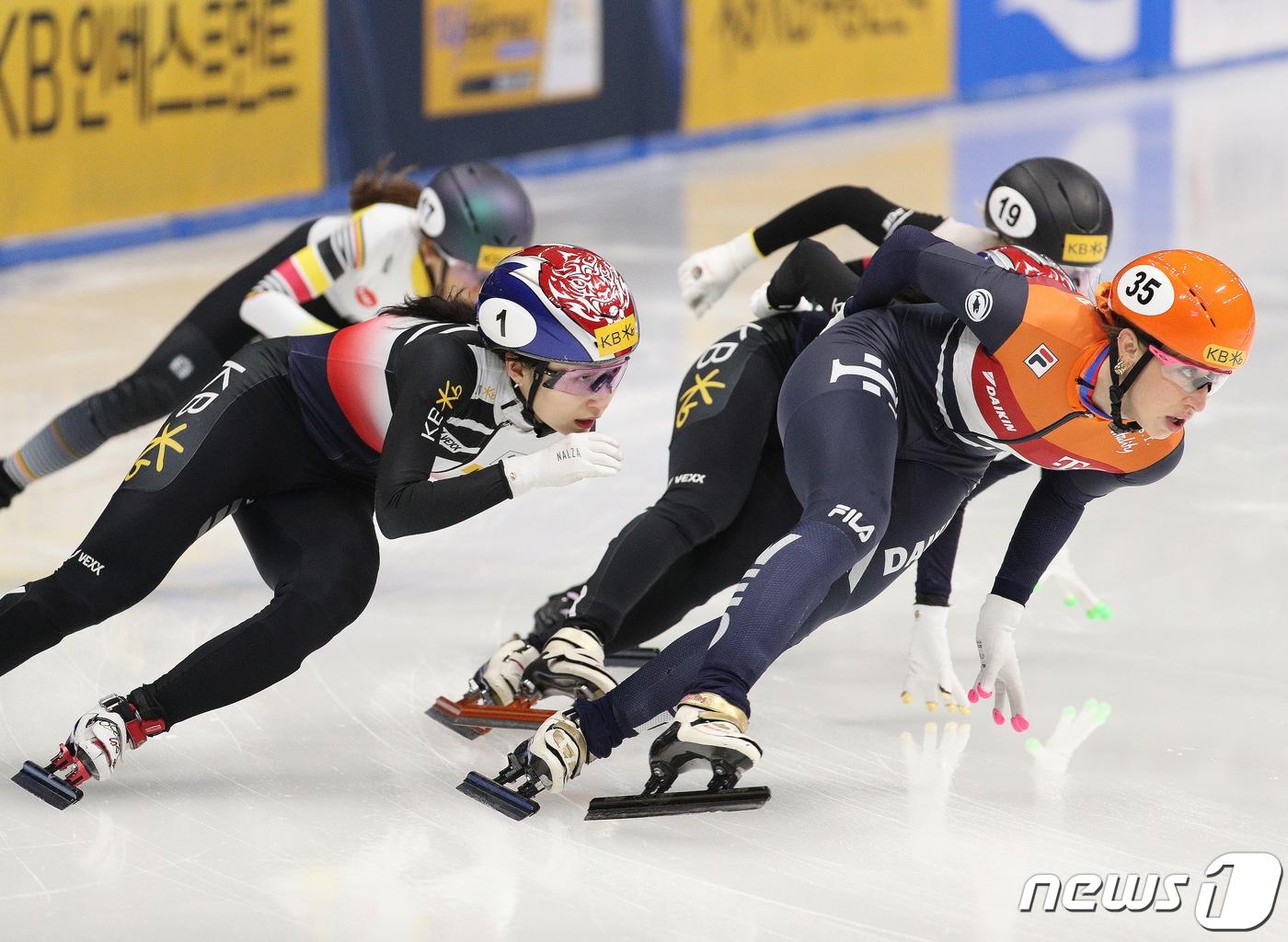본문 이미지 - 대한민국 쇼트트랙 대표팀 최민정이 3월12일 오후 서울 양천구 목동아이스링크에서 열린 ISU 세계 쇼트트랙 선수권대회 2023 여자 1000미터 준결승에서 결승선을 향해 역주하고 있다. 2023.3.12/뉴스1 ⓒ News1 신웅수 기자