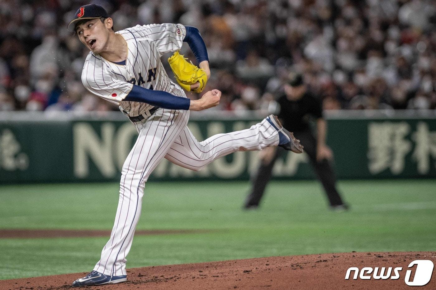 본문 이미지 - 11일 일본 월드 베이스볼 클래식(WBC) 일본-체코 경기에서 일본의 사사키 로키 선수가 공을 던지고 있다. ⓒ AFP=뉴스1 ⓒ News1 권진영 기자