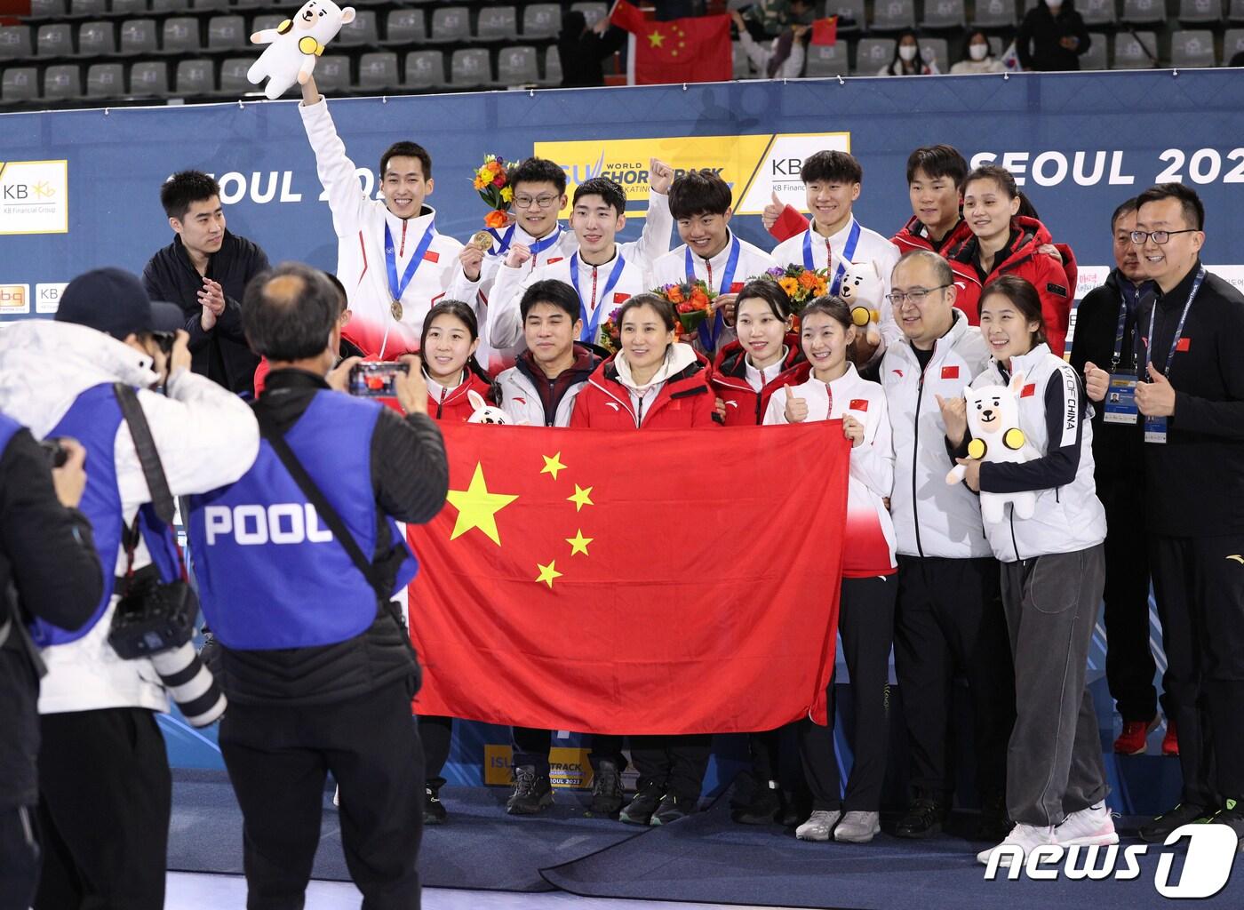 본문 이미지 - 남자 5000미터 계주에서 우승한 린샤오쥔(한국명 임효준)을 비롯한 중국 쇼트트랙 대표팀 선수들이 12일 오후 서울 양천구 목동아이스링크에서 열린 ISU 세계 쇼트트랙 선수권대회 2023 메달 세리머니에서 기념 촬영을 하고 있다. 2023.3.12/뉴스1 ⓒ News1 신웅수 기자