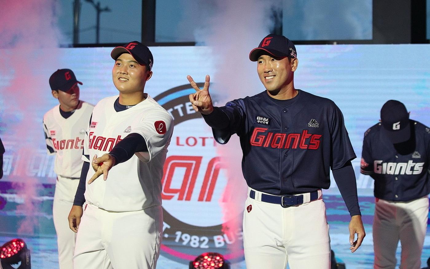 롯데 자이언츠가 12일 부산시 밀락더마켓에서 신규 VI(Visual Identity) 및 유니폼을 공개하는 쇼케이스와 2023시즌 출정식 행사를 실시했다. (롯데 자이언츠 제공)