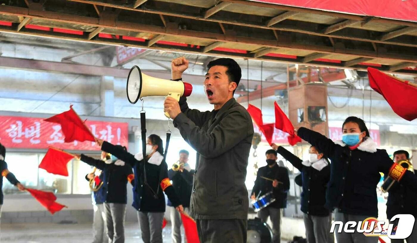 본문 이미지 - (평양 노동신문=뉴스1) = 북한 노동당 기관지 노동신문은 13일 단천제련소 선동원들의 사진을 싣고 "힘 있는 경제선동 활동으로 생산자 대중을 혁신으로 불러일으키고 있다"라고 보도했다. [국내에서만 사용가능. 재배포 금지. DB 금지. For Use Only in the Republic of Korea. Redistribution Prohibited] rodongphoto@news1.kr