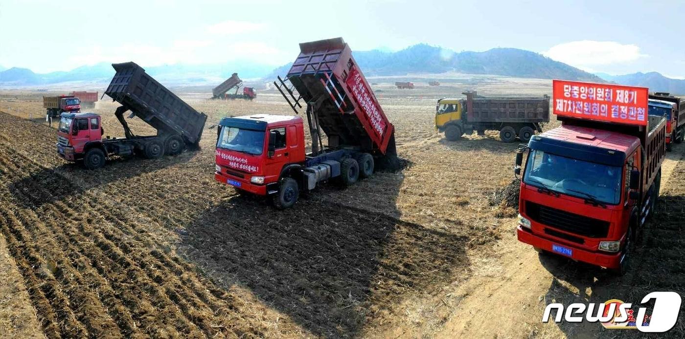 본문 이미지 - (평양 노동신문=뉴스1) = 북한 노동당 기관지 노동신문은 13일 "함경북도 인민위원회에서 사회주의 농촌을 힘있게 지원하고 있다＂라고 보도했다. [국내에서만 사용가능. 재배포 금지. DB 금지. For Use Only in the Republic of Korea. Redistribution Prohibited] rodongphoto@news1.kr