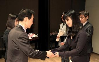 본문 이미지 - 최철웅 KDB생명 사장이 지난 10일 KDB생명 창립 50주년 기념행사에서 모범사원상을 시상했다. (KDB생명 제공)