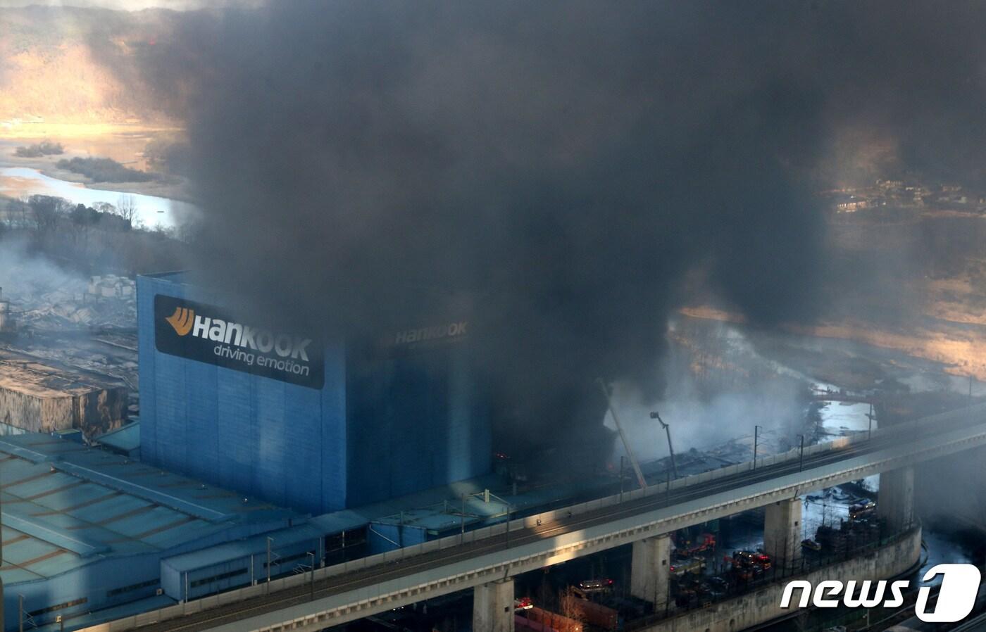 본문 이미지 - 13일 오전 대전 대덕구 목상동 한국타이어 대전공장에서 화재가 발생해 소방관들이 화재를 진압하고 있다. 2023.3.13/뉴스1 ⓒ News1 김기태 기자