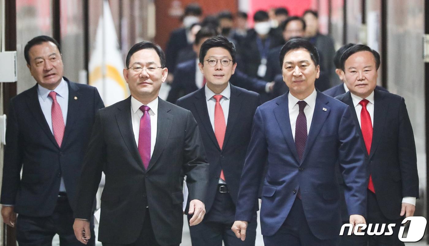본문 이미지 - 김기현 국민의힘 대표가 지난 13일 서울 여의도 국회에서 열린 최고위원회의에 참석하고 있다. 2023.3.13/뉴스1 ⓒ News1 허경 기자