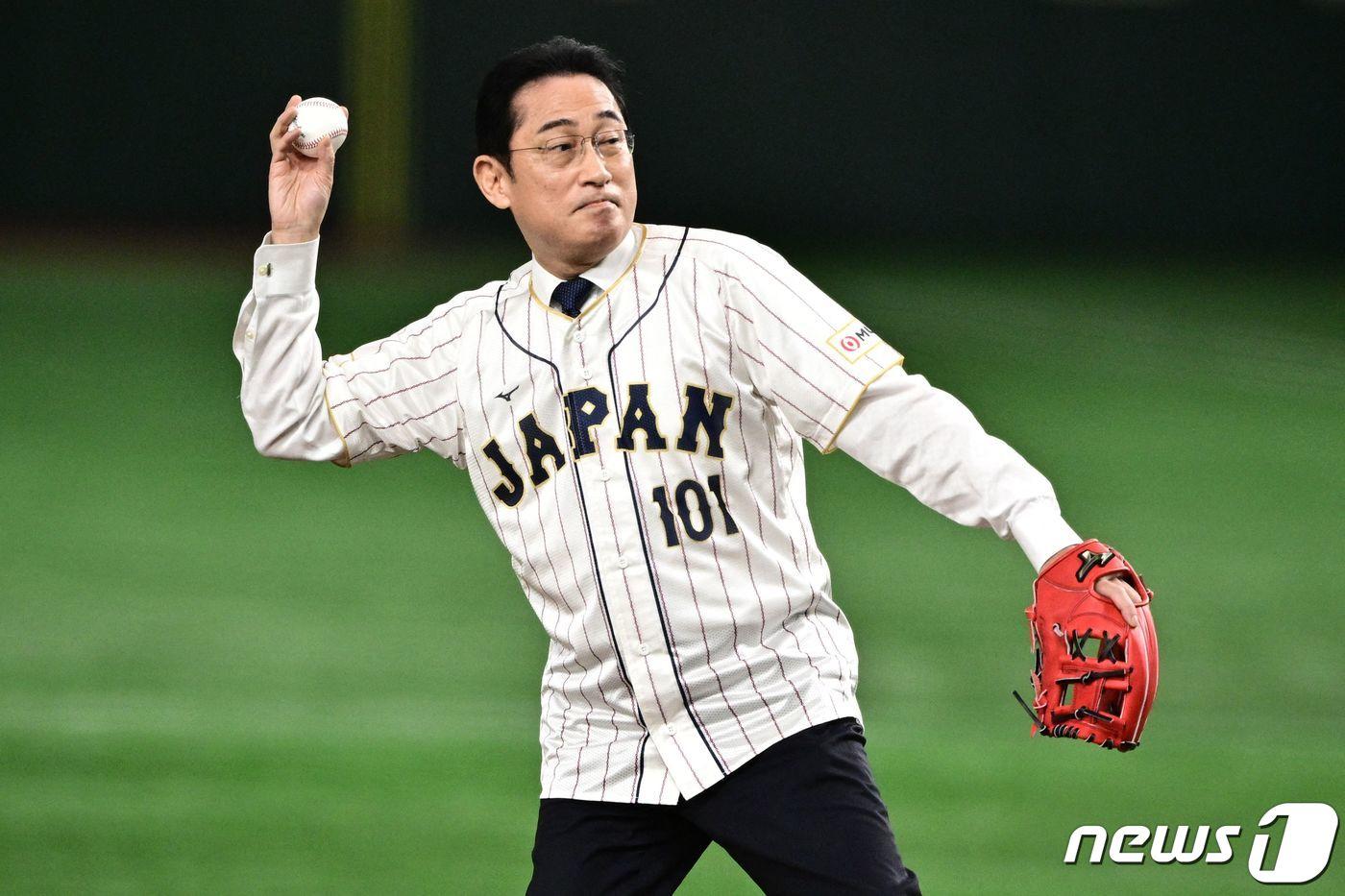본문 이미지 - 기시다 후미오 일본 총리가 10일 도쿄돔에서 열린 월드베이스볼클래식(WBC) 한일전 경기에서 시구를 하고 있다. ⓒ AFP=뉴스1 ⓒ News1 강민경 기자