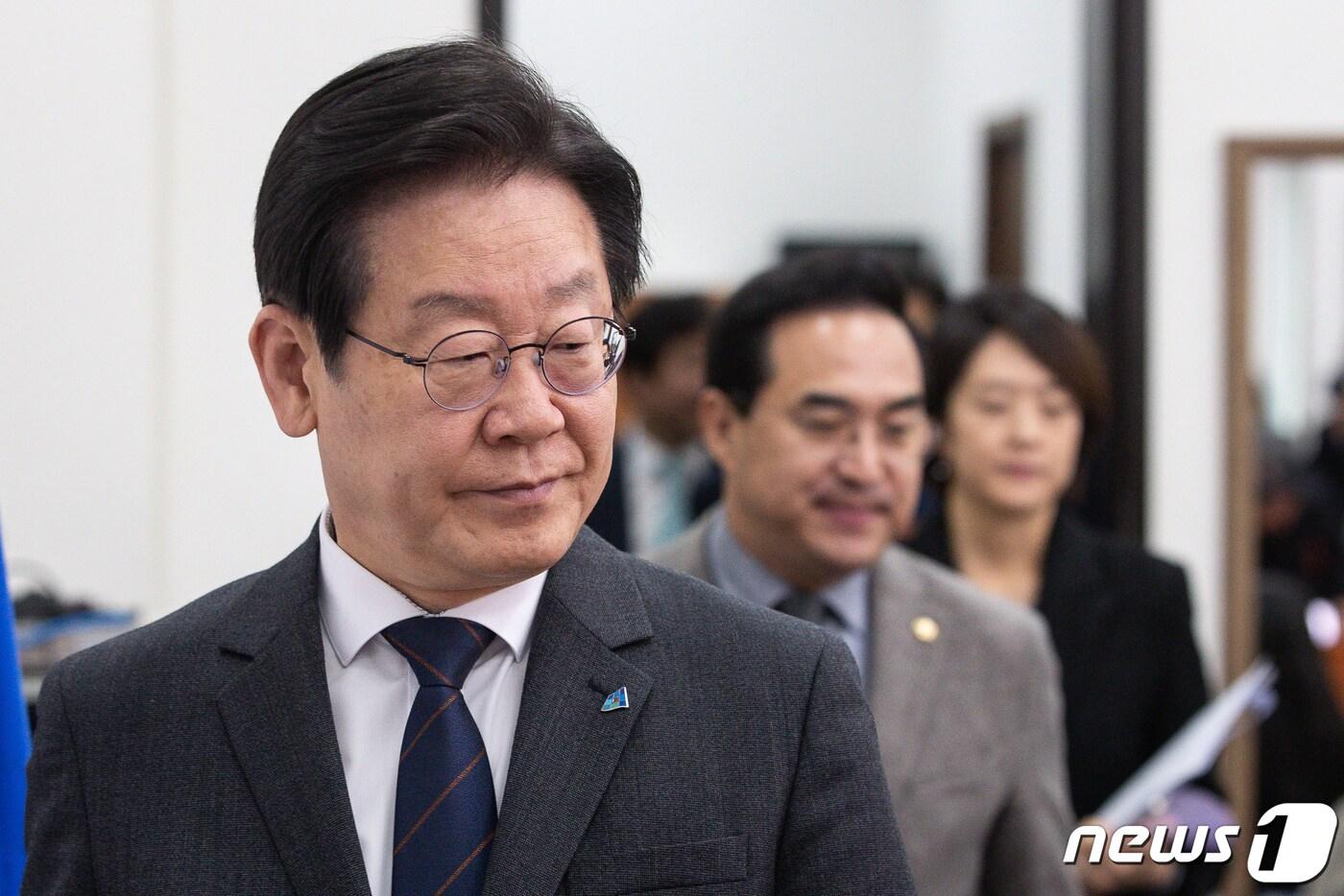 본문 이미지 - 이재명 더불어민주당 대표와 박홍근 원내대표를 비롯한 지도부가 13일 서울 여의도 국회에서 열린 최고위원회의에 참석하고 있다. 2023.3.13/뉴스1 ⓒ News1 유승관 기자