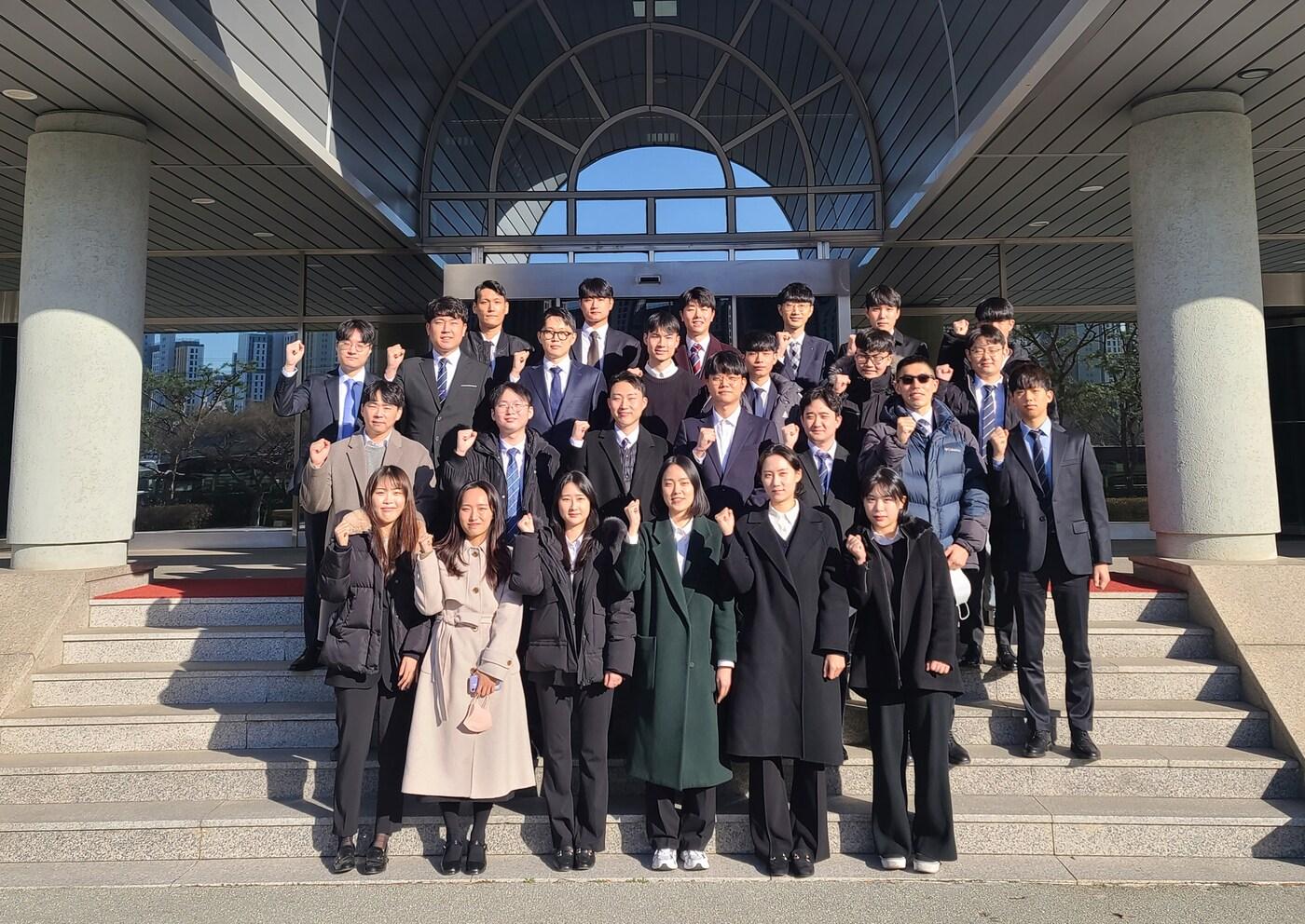 쌍용자동차 신입 및 경력 사원들이 본관 앞에서 파이팅을 외치고 있는 모습.(쌍용자동차 제공)