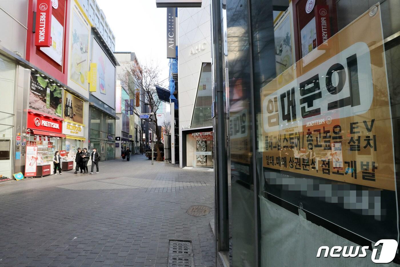 본문 이미지 - 13일 오전 서울 중구 명동거리의 한 상점에 임대 안내문이 붙여있다. 2023.3.13/뉴스1 ⓒ News1