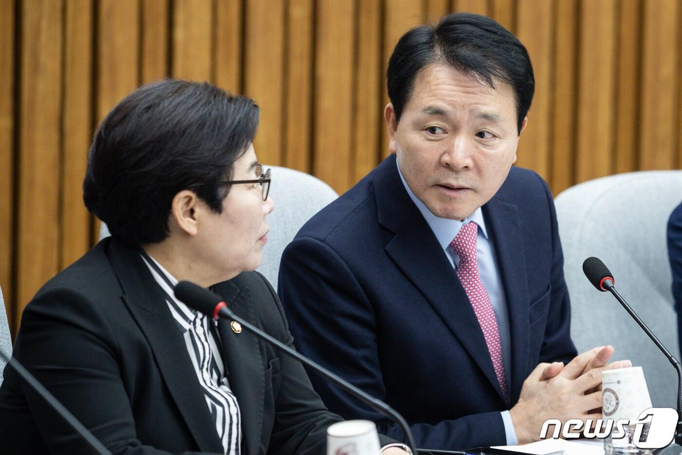 본문 이미지 - 성일종 국민의힘 의원(오른쪽)과 임이자 국회 환경노동위원회 국민의힘 간사가 13일 서울 여의도 국회에서 열린 노조 회계 투명성 강화 민·당·정 협의회에서 대화를 나누고 있다. 2023.3.13/뉴스1 ⓒ News1 유승관 기자