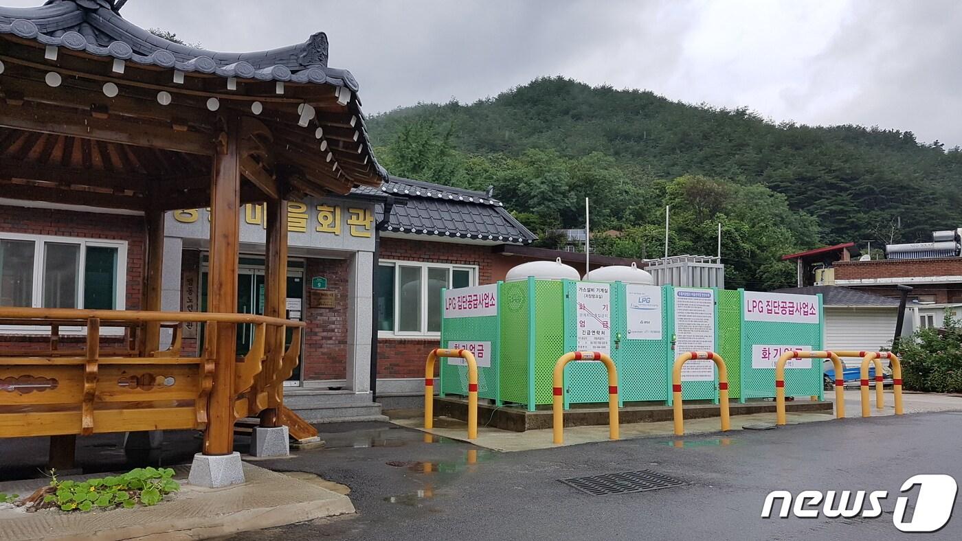 본문 이미지 - 경남도내 한 마을회관 앞에 LPG 소형저장탱크가 설치돼 있다.(경남도 제공)