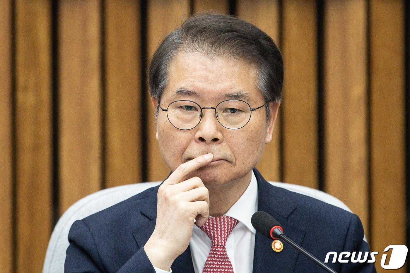 이정식 고용노동부 장관이 지난 13일 서울 여의도 국회에서 열린 노조 회계 투명성 강화 민·당·정 협의회에서 생각에 잠겨 있다. 2023.3.13/뉴스1 ⓒ News1 유승관 기자