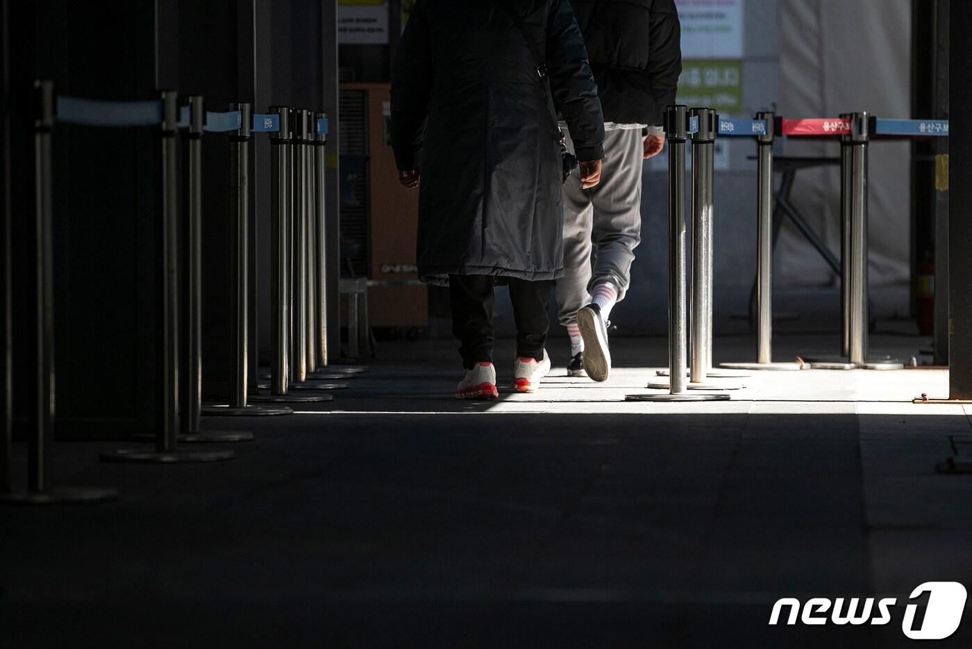 서울 용산구보건소 코로나19 선별진료소에서 시민들이 검사를 위해 발걸음을 옮기고 있다.  ⓒ News1