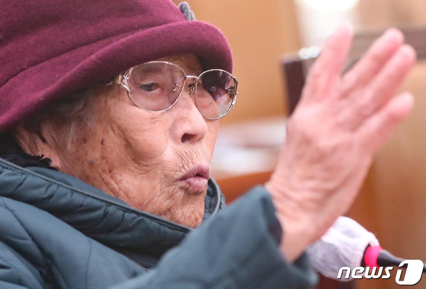 본문 이미지 - 일제 강제동원 피해자 양금덕 할머니가 13일 서울 여의도 국회에서 열린 외교통일위원회 전체회의에 참고인으로 출석해 발언하고 있다. 2023.3.13/뉴스1 ⓒ News1 허경 기자