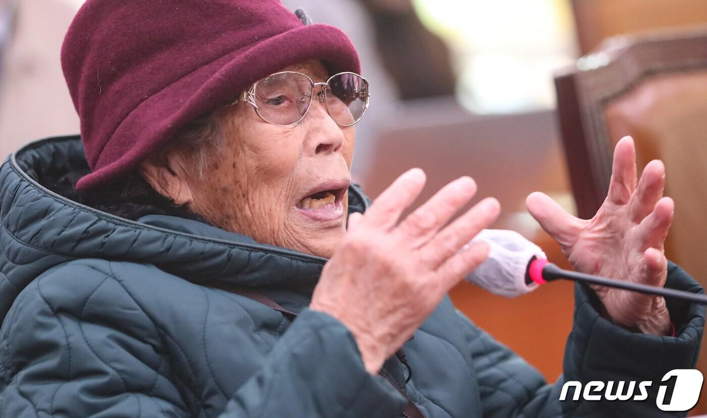 본문 이미지 - 일제 강제동원 피해자 양금덕 할머니가 13일 서울 여의도 국회에서 열린 외교통일위원회 전체회의에 참고인으로 출석해 발언하고 있다. 2023.3.13/뉴스1 ⓒ News1 허경 기자