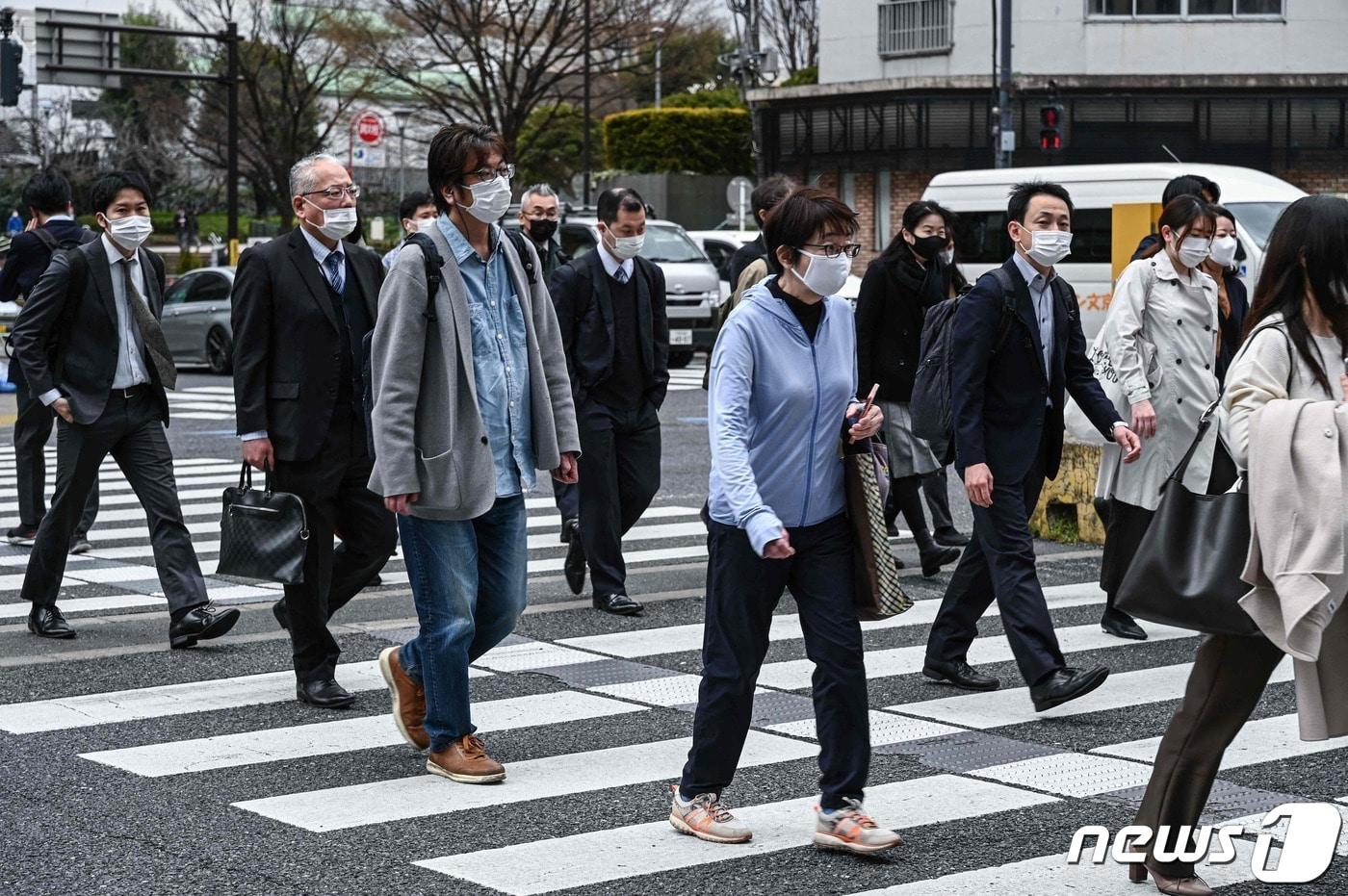 13일 일본 도쿄 중심부에서 마스크를 쓴 행인들이 횡단보도를 건너고 있다. ⓒ AFP=뉴스1 ⓒ News1 강민경 기자