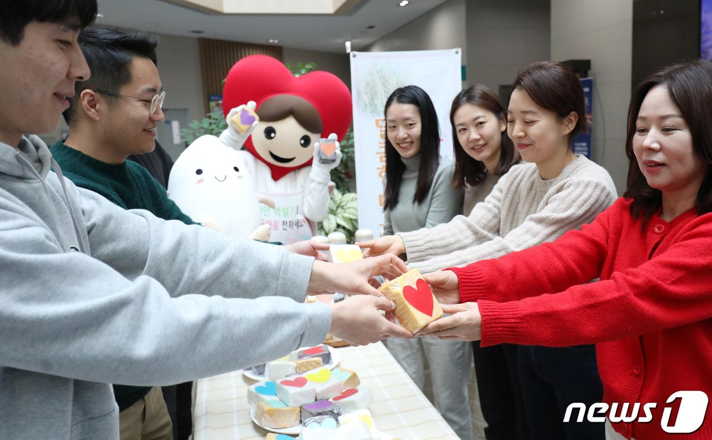 본문 이미지 - 13일 전북 완주군 농촌진흥청 국립식량과학원에서 연구원들이 우리 쌀 소비 촉진 일환으로 화이트데이 사탕 대신 쌀로 만든 백설기 나눔 행사를 열고 형형색색의 백설기를 선보이고 있다. 2023.3.13/뉴스1 ⓒ News1 유경석 기자
