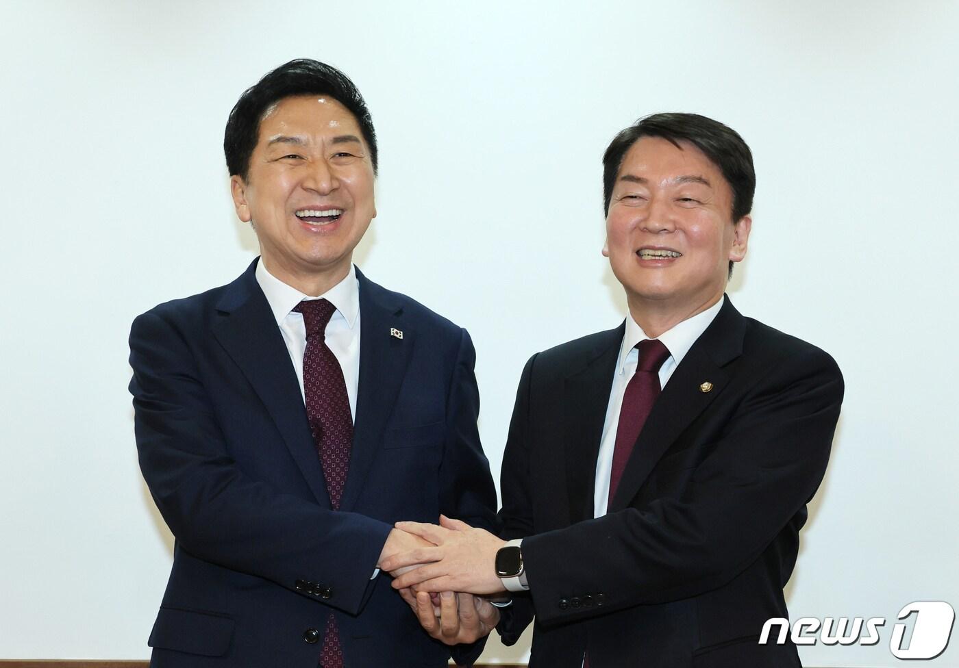 본문 이미지 - 김기현 국민의힘 대표(왼쪽)와 안철수 의원이 13일 서울 여의도 국회 인근 카페에서 만나 손을 맞잡고 취재진을 향해 포즈를 취하고 있다. (공동취재) 2023.3.13/뉴스1 ⓒ News1 유승관 기자