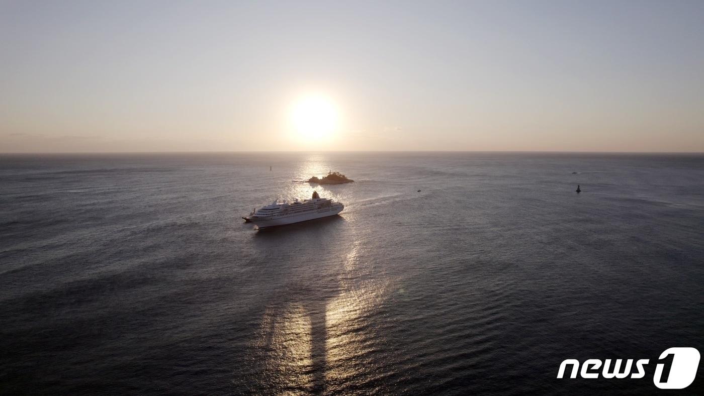 본문 이미지 - 1강원 속초항 국제크루즈터미널에 입항하는 월드크루즈 아마데아호. (속초시 제공) 2023.3.13/뉴스1 ⓒ News1 윤왕근 기자