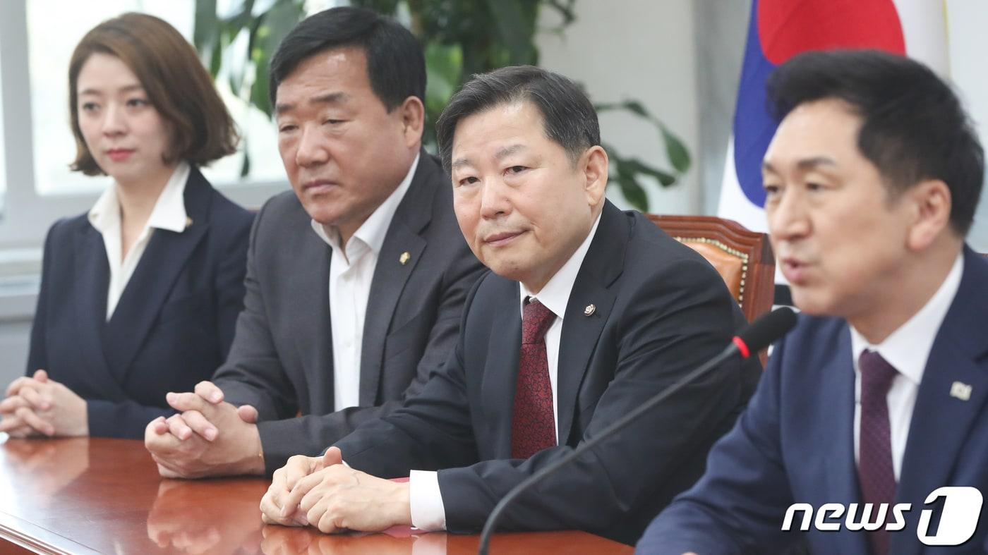 본문 이미지 - 김기현 국민의힘 대표가 13일 서울 여의도 국회에서 한덕수 국무총리와 만나 인사말을 하고 있다. 왼쪽부터 배현진 조직부총장, 박성민 전략부총장, 이철규 사무총장, 김 대표. 2023.3.13/뉴스1 ⓒ News1 허경 기자