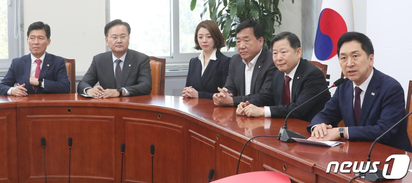 오른쪽부터 국민의힘 김기현 대표, 이철규 사무총장, 박성민 전략부총장, 배현진 조직부총장, 유상범 수석대변인, 구자근 당대표 비서실장. ⓒ News1 허경 기자