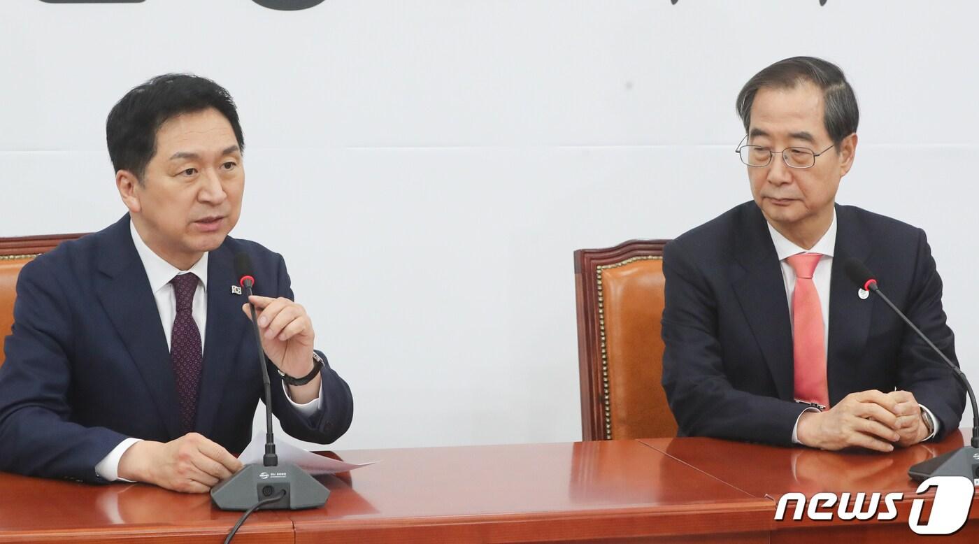 본문 이미지 - 김기현 국민의힘 대표와 한덕수 국무총리가 13일 서울 여의도 국회에서 만나 대화하고 있다. 2023.3.13/뉴스1 ⓒ News1 허경 기자