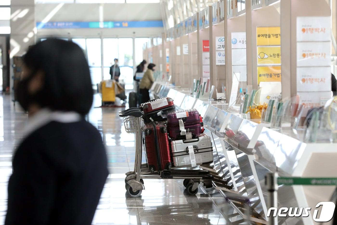 본문 이미지 - 사진은 인천국제공항 출국장 여행사 카운터. 2023.3.13/뉴스1 ⓒ News1  