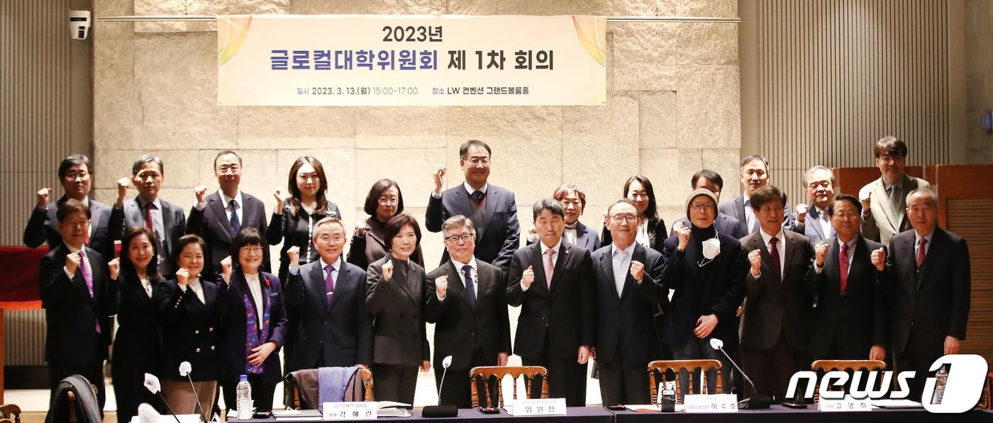 이주호 사회부총리 겸 교육부 장관이 지난 13일 서울 중구 LW컨벤션에서 열린 2023년 글로컬대학위원회 제1차 회의에서 참석자들과 기념촬영을 하고 있다. /뉴스1 ⓒ News1 임세영 기자