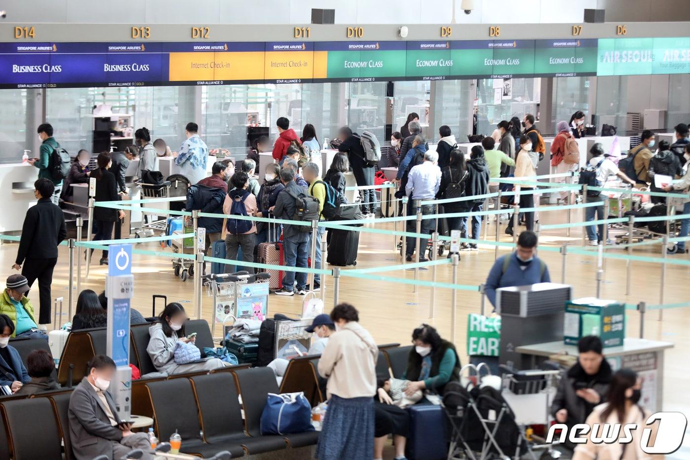 13일 인천국제공항 출국장에서 여행객들이 출국을 기다리고 있다. 2023.3.13/뉴스1 ⓒ News1 황기선 기자
