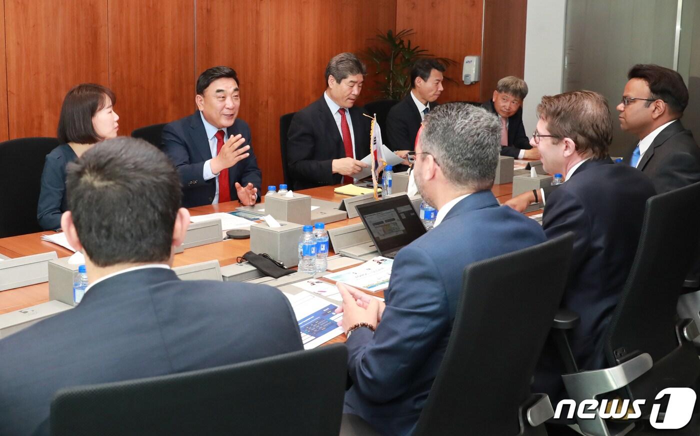 민선 8기 첫 해외사절단을 이끌고 있는 김두겸 울산시장은 13일 UAE 아부다비에서 국영석유회사인 ADNOC과 '수소.암모니아산업 공동협력회의'를 갖고 상생 사업을 제안했다.