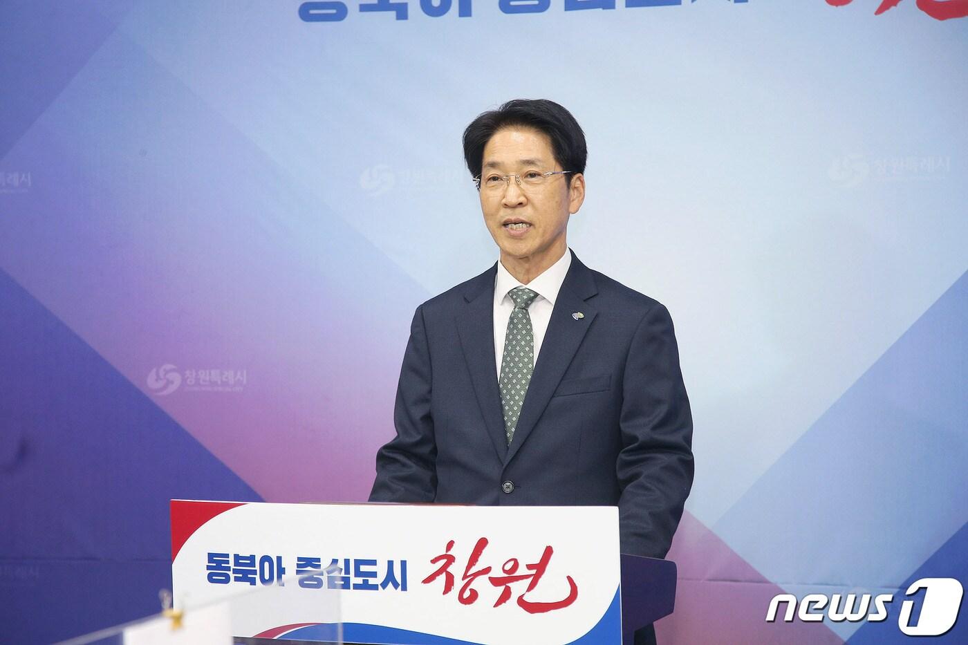 본문 이미지 - 김종해 창원시설공단 이사장이 13일 창원시청 프레스센터에서 정례브리핑을 하고 있다.(창원시 제공)