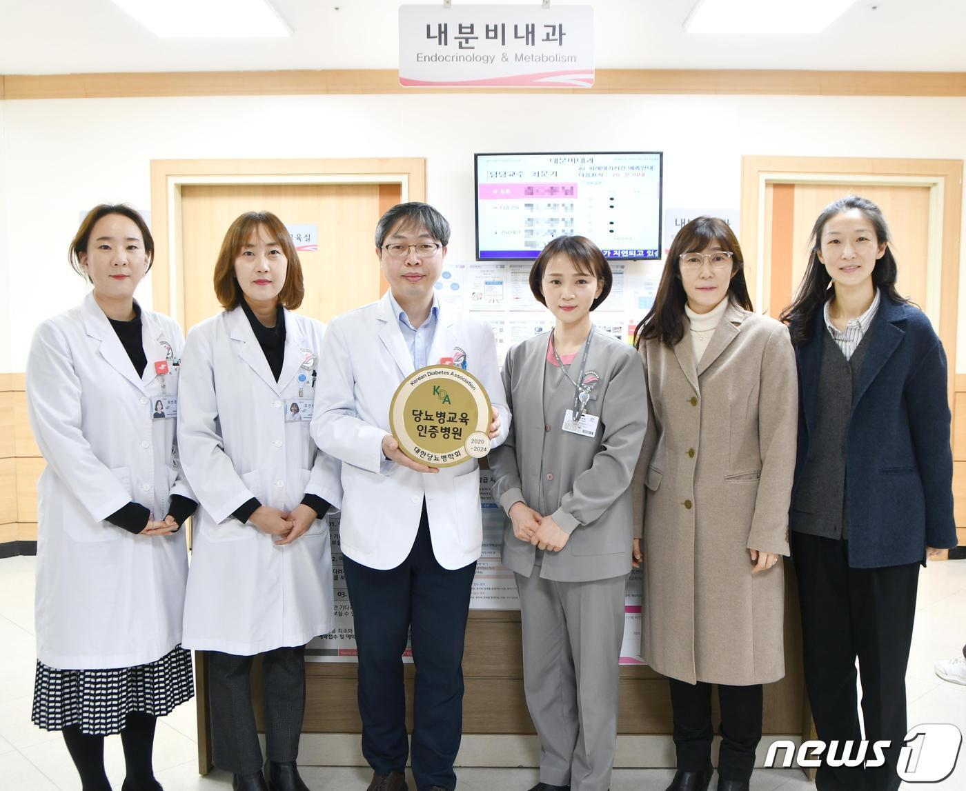 본문 이미지 - 당뇨병 교육 인증병원 현판식.(한림대 춘천성심병원 제공)/뉴스1