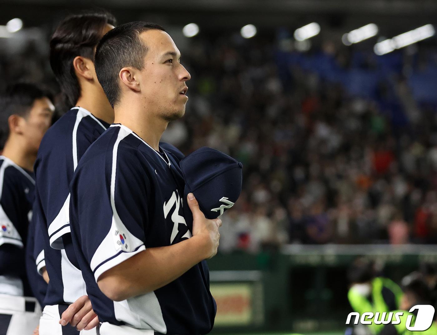 본문 이미지 - 13일 오후 일본 도쿄돔에서 열리는 2023 월드베이스볼클래식&#40;WBC&#41; B조 1라운드 대한민국과 중국의 경기를 앞두고 대표팀 토미 현수 에드먼을 비롯한 선수들이 국민의례를 하고 있다. 2023.3.13/뉴스1 ⓒ News1 김진환 기자