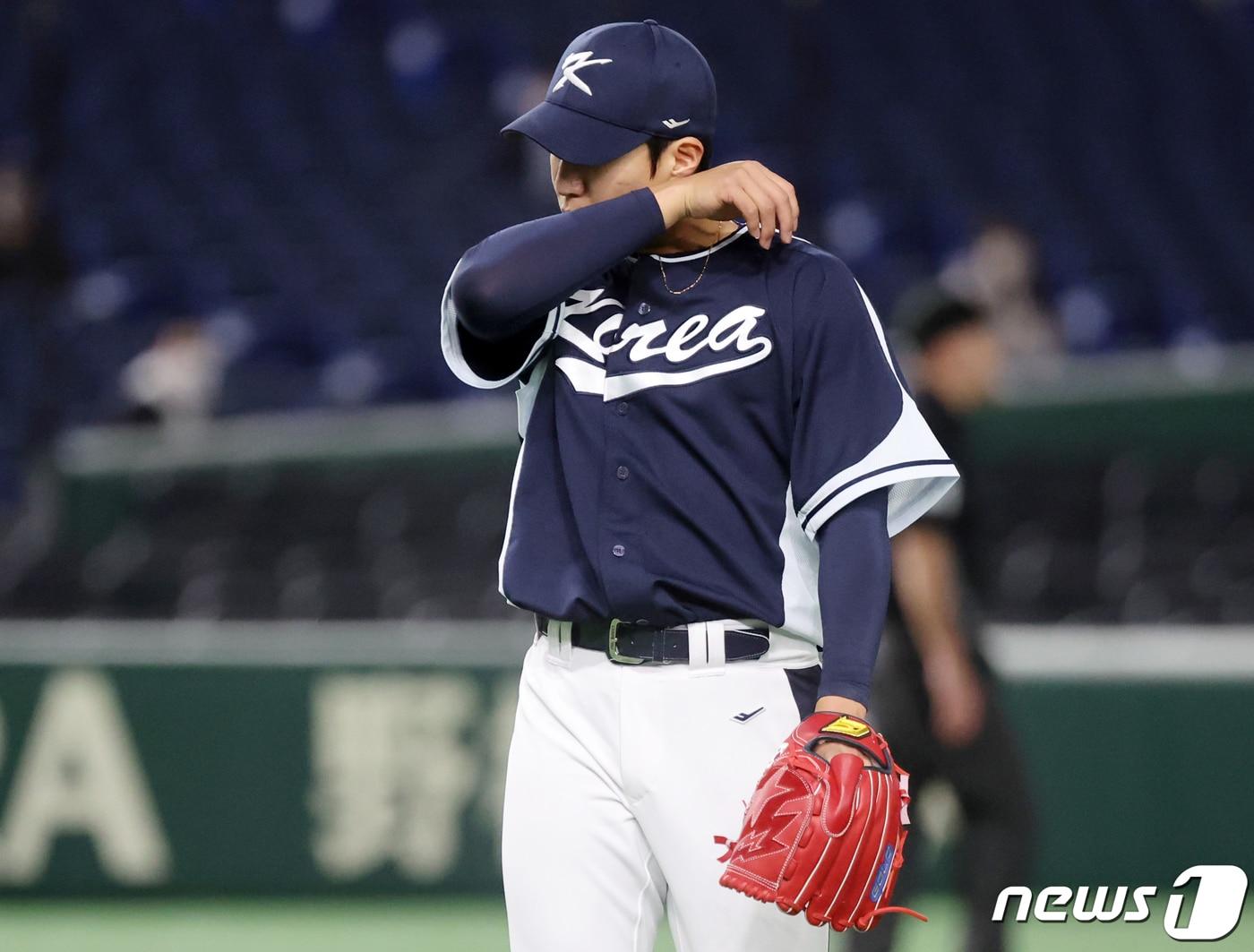 본문 이미지 - 13일 오후 일본 도쿄돔에서 열린 2023 월드베이스볼클래식(WBC) B조 1라운드 대한민국과 중국의 경기, 대표팀 선발 원태인이 1회말 이닝을 마친 후 아쉬워하며 더그아웃으로 향하고 있다. 2023.3.13/뉴스1 ⓒ News1 김진환 기자