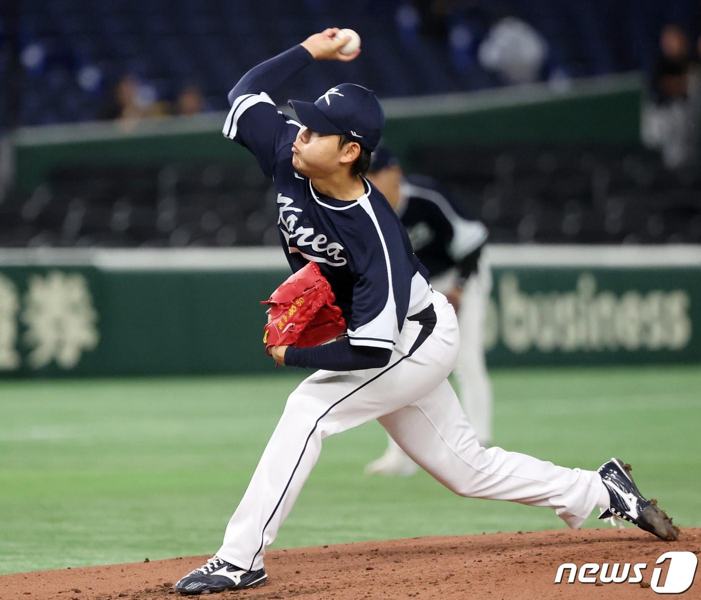 본문 이미지 - 13일 오후 일본 도쿄돔에서 열린 2023 월드베이스볼클래식(WBC) B조 1라운드 대한민국과 중국의 경기, 대표팀 소형준이 2회말 등판해 힘차게 공을 던지고 있다. 2023.3.13 ⓒ 뉴스1 김진환 기자