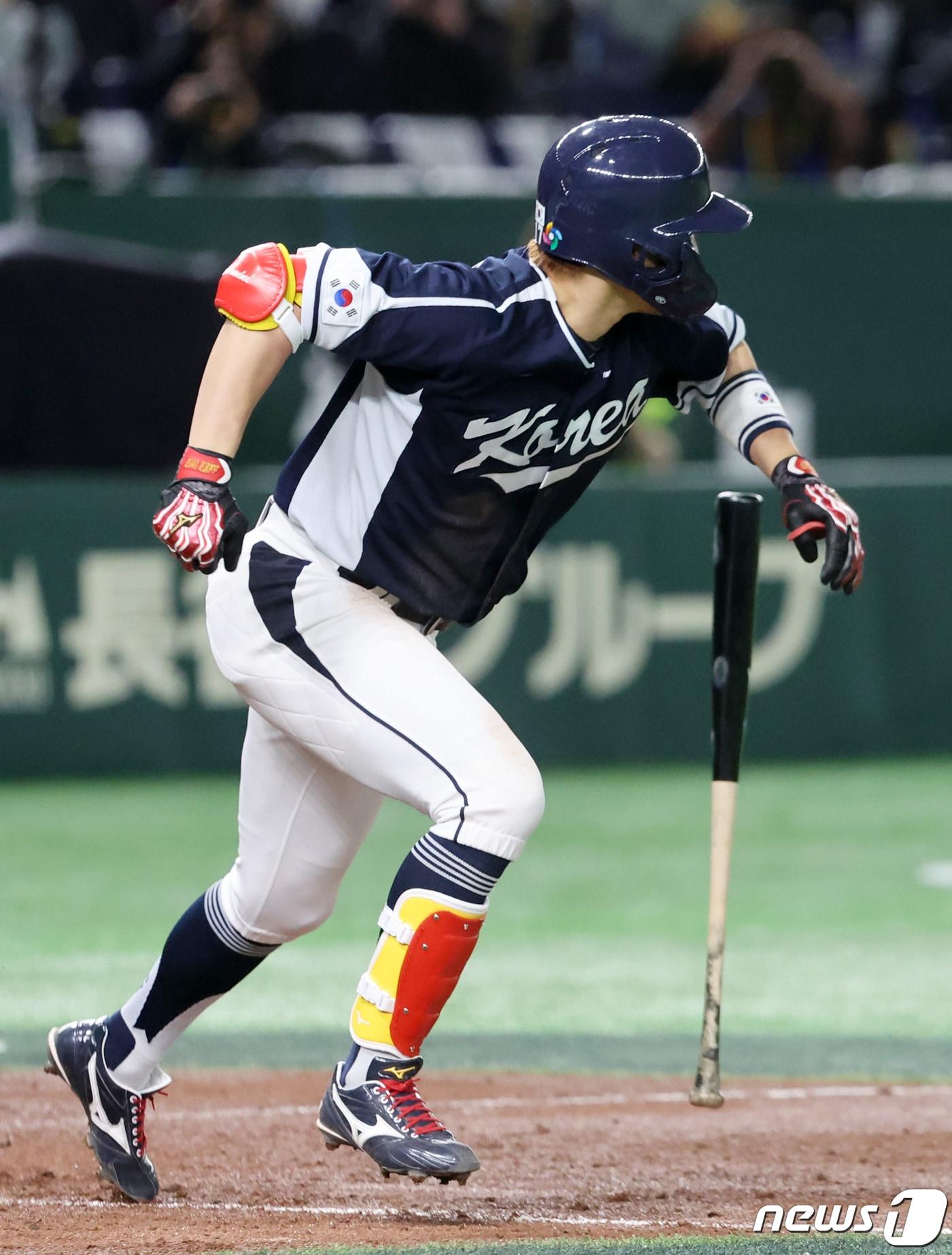 본문 이미지 - 13일 오후 일본 도쿄돔에서 열린 2023 월드베이스볼클래식(WBC) B조 1라운드 대한민국과 중국의 경기, 대표팀 박해민이 3회초 무사 1,2루에서 기습 번트를 시도하고 있다. 2023.3.13 ⓒ 뉴스1 김진환 기자