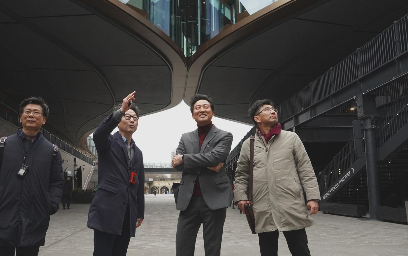 오세훈 서울시장이 13일(현지시간) 영국 런던의 도심 개발 현장인 콜 드롭스 야드와 킹스크로스역 일대를 방문, 이재혁 건축가로부터으로부터 설명을 듣고 있다. 사진 왼쪽부터 이동률 서울시 대변인, 이재혁 건축가, 오세훈 서울시장, 조남준 서울시 도시계획국장. (서울시 제공)
