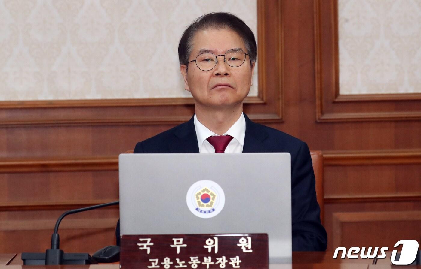 본문 이미지 - 이정식 고용노동부 장관이 지난 14일 서울 종로구 세종대로 정부서울청사에서 열린 화상 국무회의에서 한덕수 국무총리의 모두 발언을 듣고 있다. 2023.3.14/뉴스1 ⓒ News1 김명섭 기자