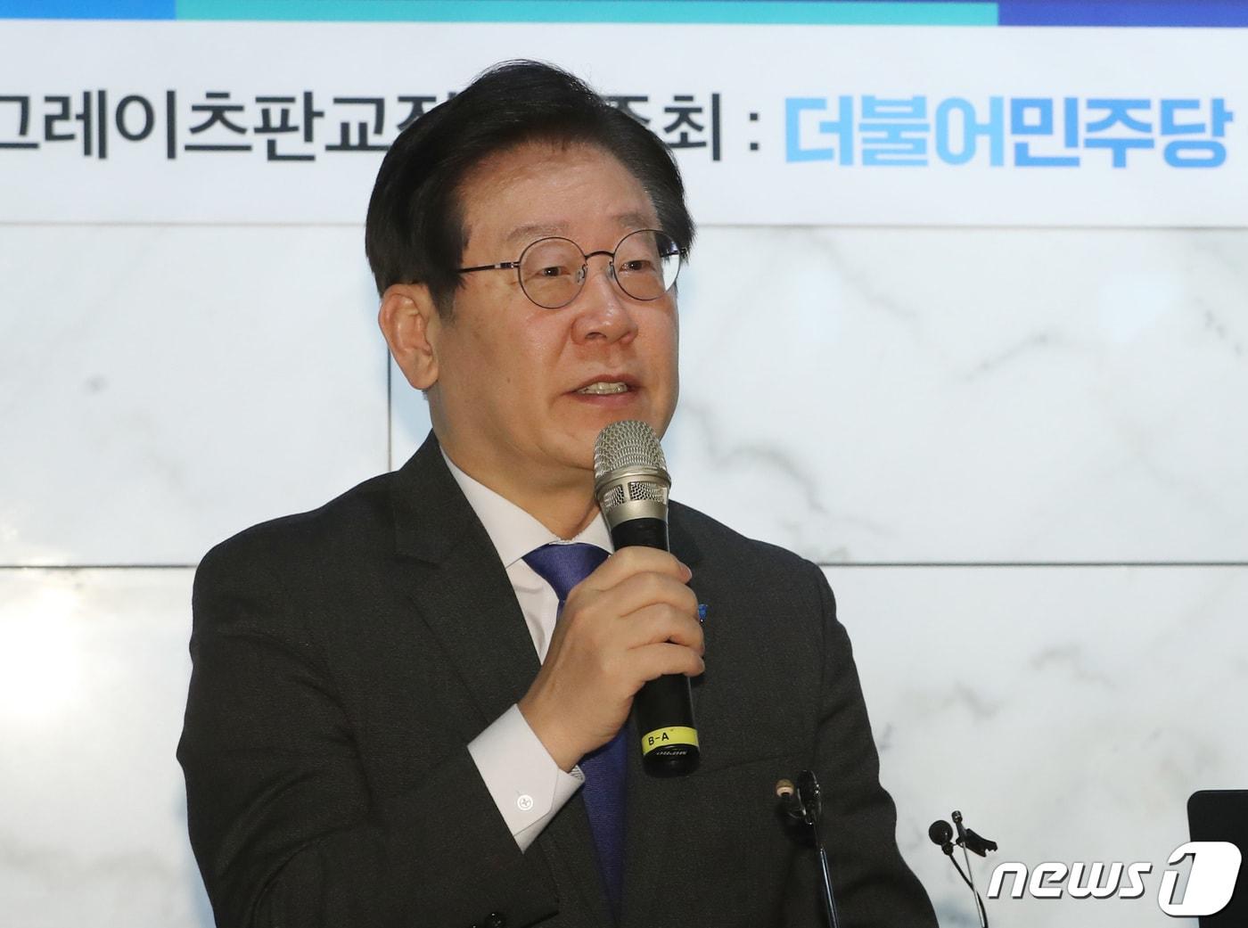 본문 이미지 - 이재명 더불어민주당 대표가 지난달 14일 오전 경기 성남시 분당구 워크앤올 그레이츠판교점에서 열린 '주69시간 장시간 노동 크런치모드 확대 방지를 위한 IT노동자와의 간담회'에서 인사말을 하고 있다./뉴스1 ⓒ News1 김영운 기자