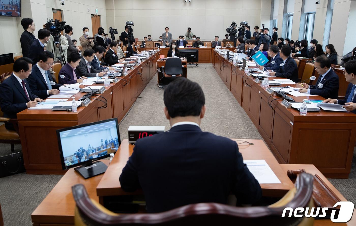 본문 이미지 - 지난 3월14일 오전 서울 여의도 국회 기획재정위원회에서 재정준칙 도입에 관한 공청회가 열리고 있다./뉴스1 ⓒ News1 이재명 기자