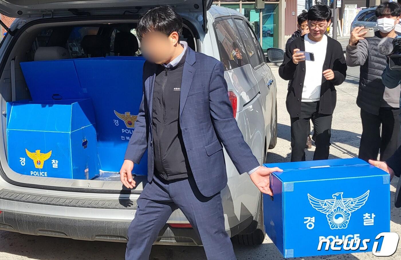 본문 이미지 - 전북 경찰 수사관들이 14일 전북 전주시 한국노총 타워크레인 조종사 노동조합 사무실에서 건설 현장 불법행위 관련 압수수색을 마치고 압수품을 옮기고 있다. 2023.3.14/뉴스1 ⓒ News1 유경석 기자