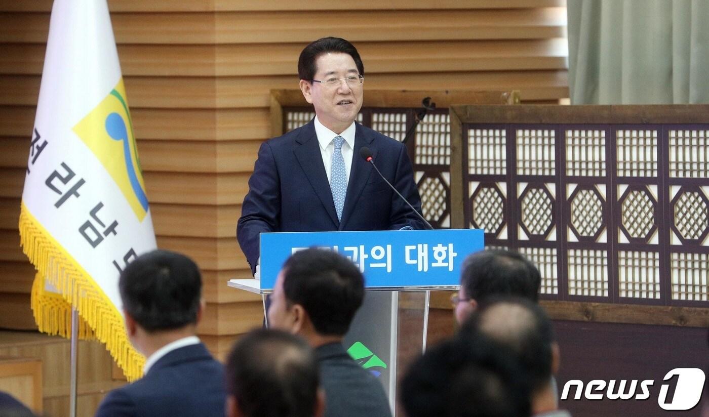 본문 이미지 - 김영록 전라남도지사가 14일 오전 ‘도민과 더 가까이, 행복한 만남’을 위해 보성군청에서 보성군민과 함께하는 2023 도민과의 대화에서 인사말을 하고 있다.(전남도 제공) 2023.3.14/뉴스1 