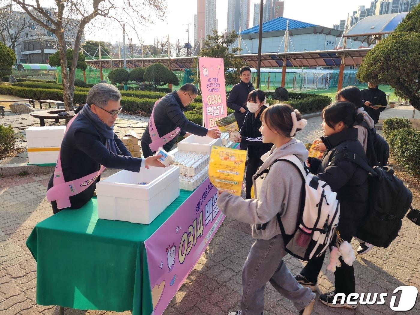 본문 이미지 - '백설기 데이' 나눔 행사.(농협 강원본부 제공) 2023.3.14/뉴스1