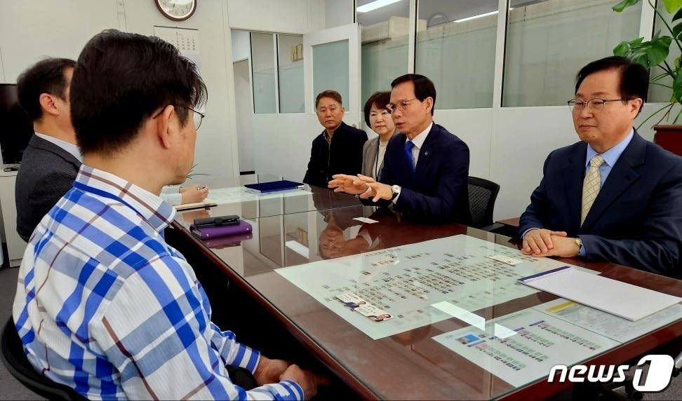 본문 이미지 - 14일 국토교통부를 방문한 조병옥 음성군수가 김복환 혁신도시발전추진단 부단장에게 공공기관 추가 이전을 건의하고 있다.(음성군 제공)2023.3.14/뉴스1