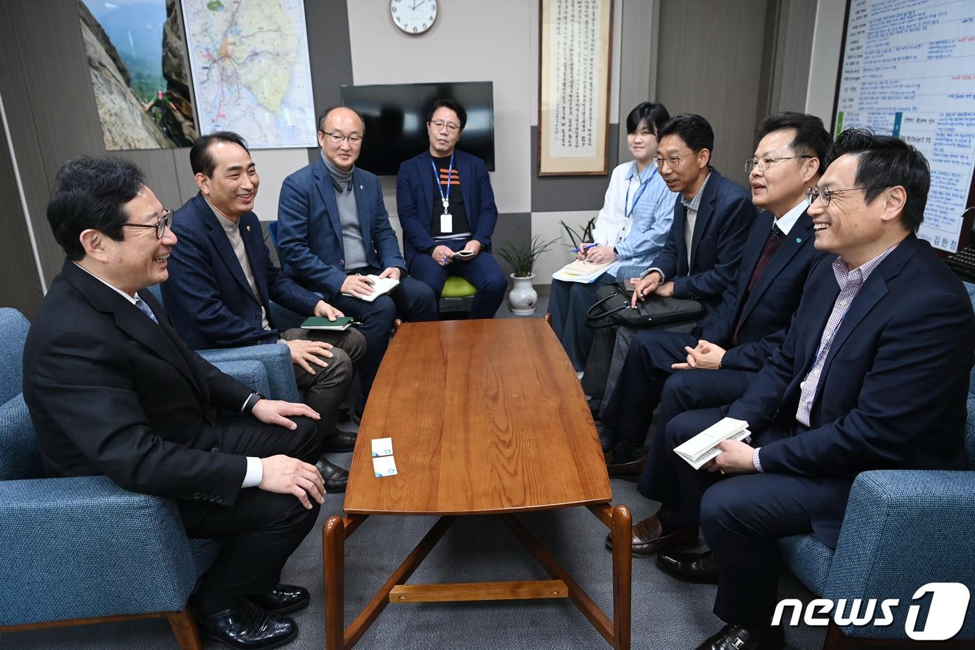 본문 이미지 - 오후석(우측 첫째) 경기도 행정2부지사는 임순택 경기북부특별자치도추진단장과 함께 지난 2월에 이어, 지난 13일 다시  국회를 방문, 더불어민주당 김한정 의원 (사진-좌측 첫째) 등 경기북부 지역 국회의원과 릴레이 면담을 통해 경기북부특별자치도 설치에 대한 경기도의 추진계획을 설명하고 국회 차원의 적극적인 협조와 협력을 요청했다.(경기도 제공)