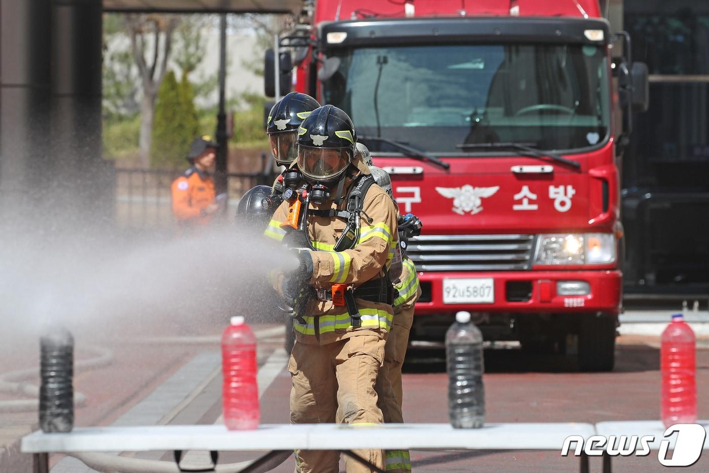 본문 이미지 - 14일 오전 대구 강서소방서에서 열린 전국소방기술경연대회 출전을 위한 화재진압분야 대구소방 대표 선발에 도전하는 소방관들이 소방호스를 이용해 불을 끄고 있다. 2023.3.14 ⓒ 뉴스1 공정식 기자