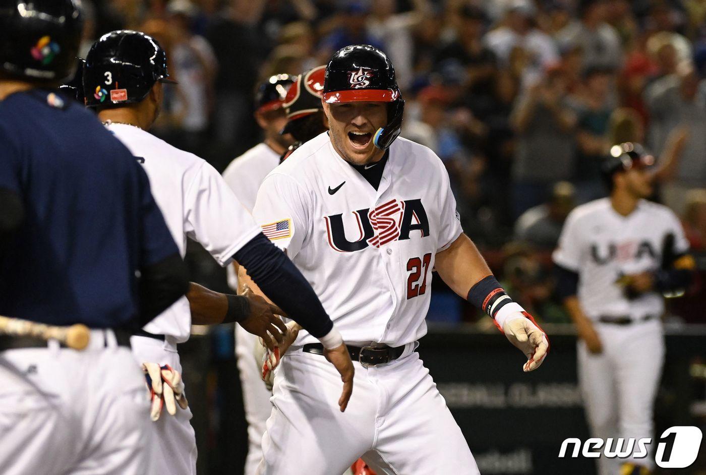 본문 이미지 - 미국 야구대표팀의 마이크 트라웃이 14일(한국시간) 열린 2023 WBC 1라운드 C조 캐나다전에서 1회말 3점 홈런을 친 후 기뻐하고 있다. ⓒ AFP=뉴스1